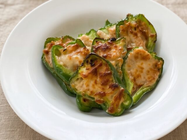 丸ごとピーマンのツナ味噌チーズ焼き
